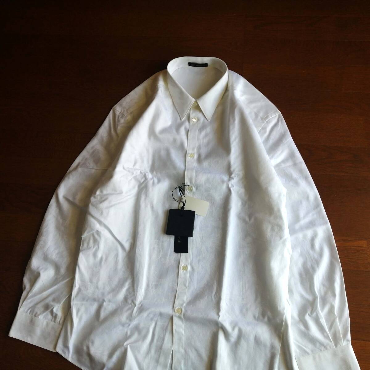100円スタート! 新品タグ付き 自宅保管 定価5.7万 VERSACE ヴェルサーチ 柄入り 長袖シャツ ドレスシャツ 白 42 XL～XXL相当 25-1118fu01_画像3