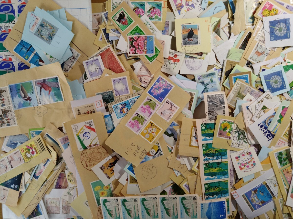 特殊切手（８０円切手を主に） 使用済み 紙付き ７２０g以上_画像1