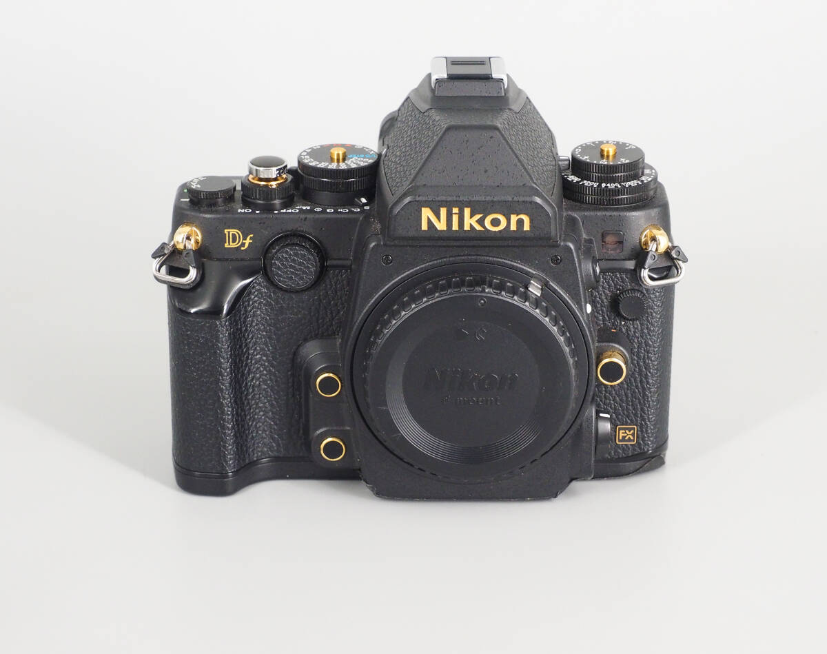 新同 【 NIKON Df Special Gold Edition Set 】付属品全揃・シャッター僅か2400回_画像3