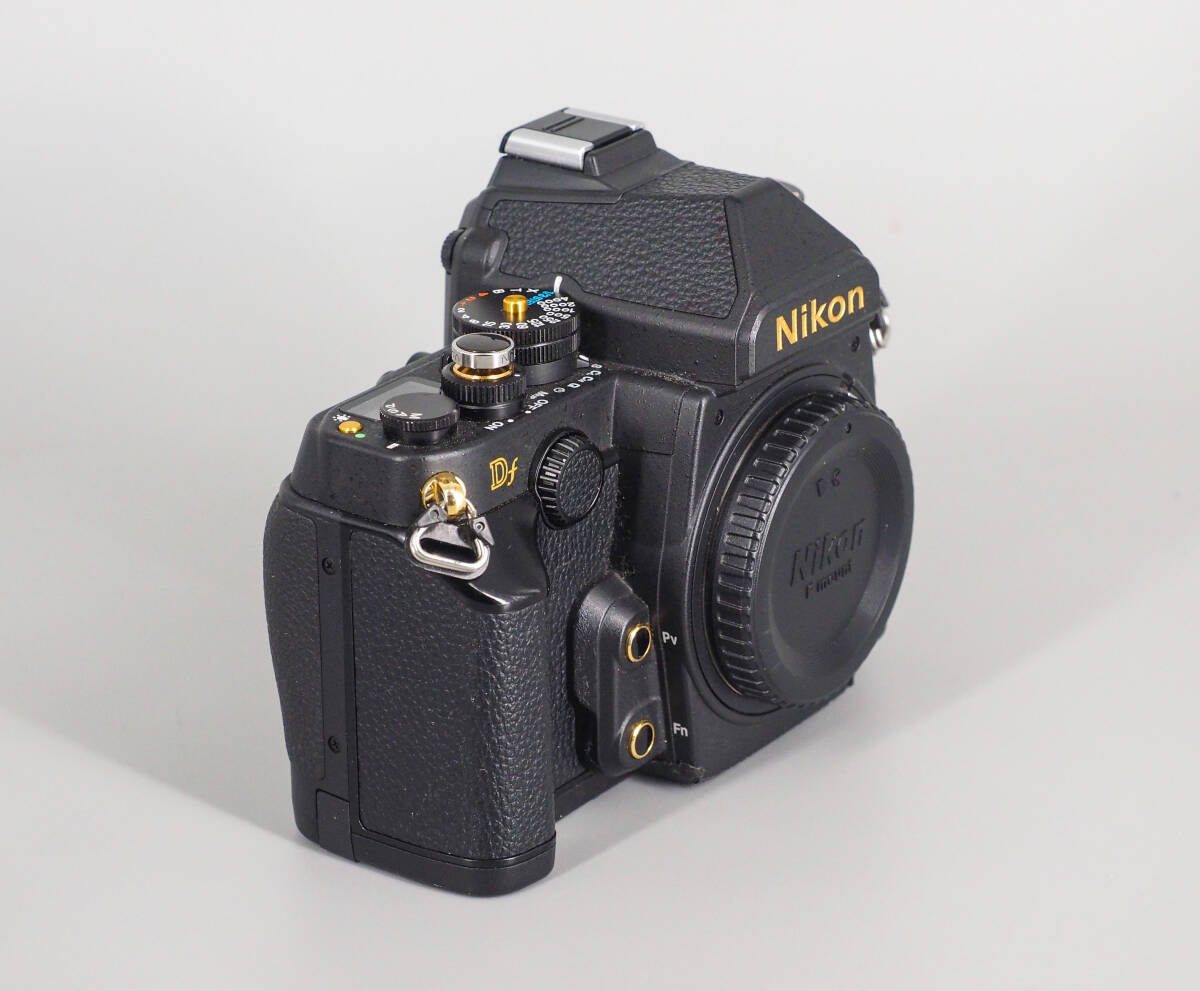 新同 【 NIKON Df Special Gold Edition Set 】付属品全揃・シャッター僅か2400回_画像4