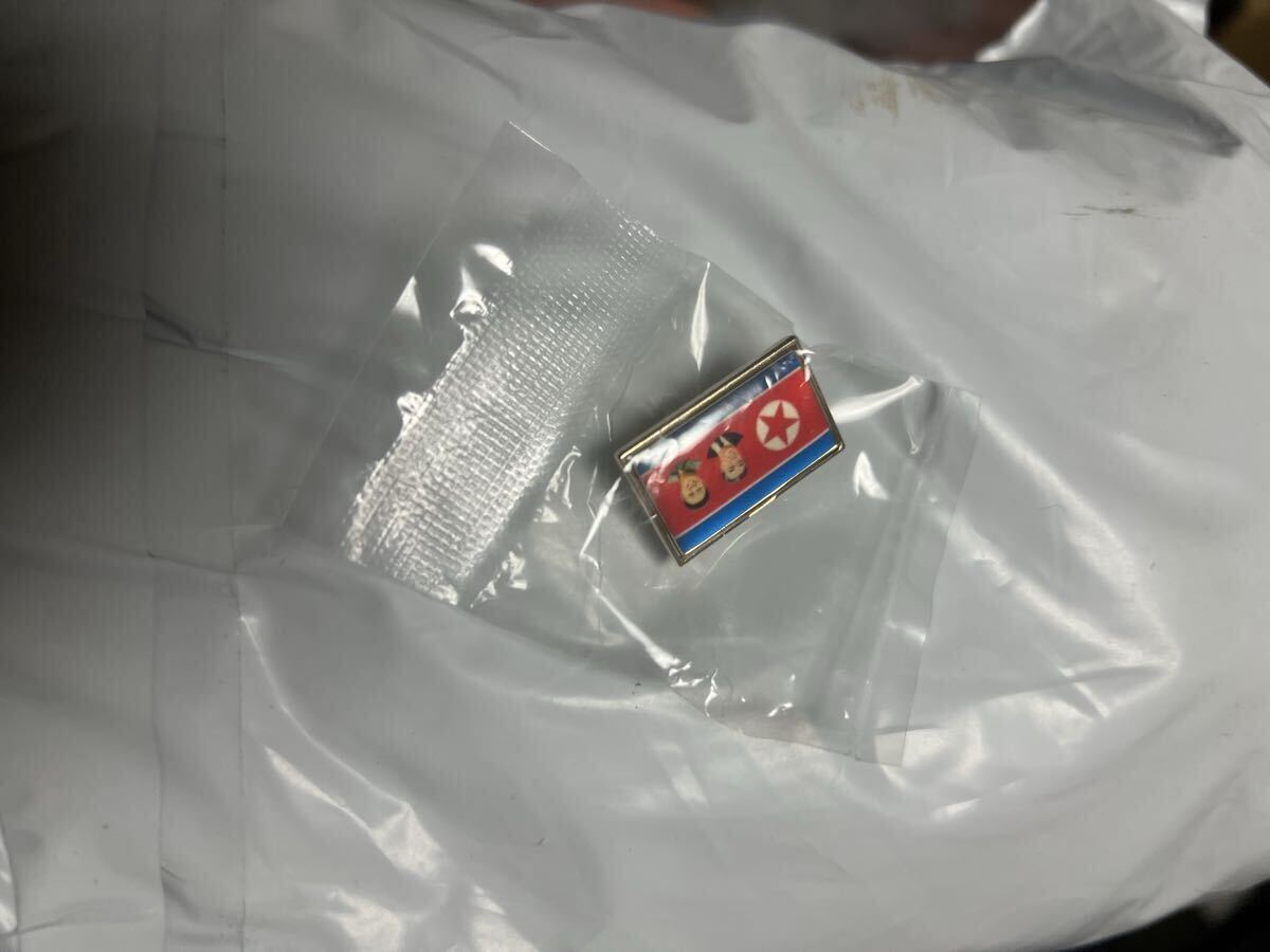 北朝鮮　朝鮮民主主義人民共和国　金日成　　金正日　バッジ　国旗カラー_画像1