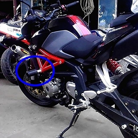 新品◆8ｍｍ◆汎用　エンジンガード　フレームスライダー　エンジンプロテクター　エンジン保護　ロングタイプ　2個セット　黒・ブラック _画像4