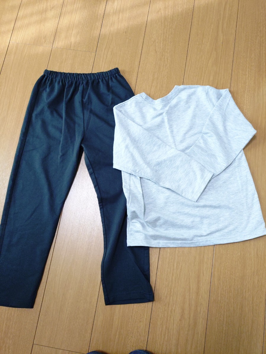 西松屋　新品未使用　長袖　パジャマ　グレー長袖　黒長ズボン　IT WILL BE A GOOD DAY　長袖パジャマセット　130　男女兼用　　_画像2