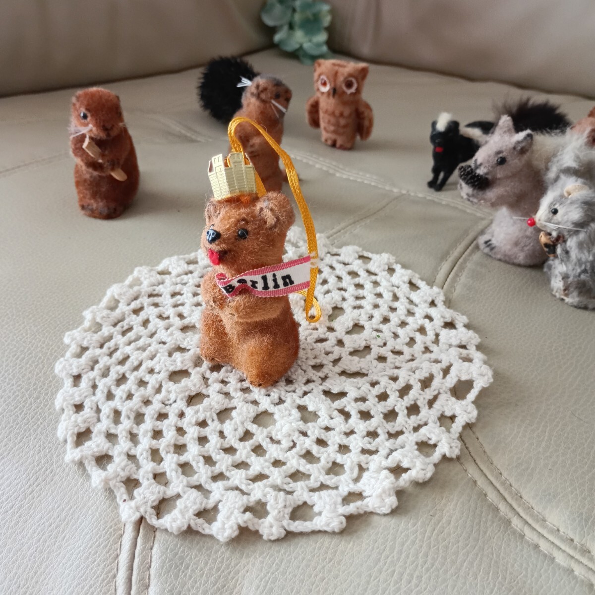 Xmas レア 廃盤 西ドイツ ワグナー Wagner 王冠 ベア 熊 くま ベルリン 旗 シール ストラップ付 職人 オーナメント zoo ミニ ジオラマ 模型_画像2