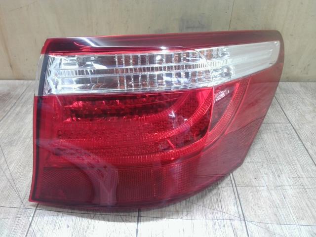 レクサス LS DBA-USF40 　右　テールランプ　右テールレンズ LS460 1UR-FSE 077 コイト 81551-50170_画像1