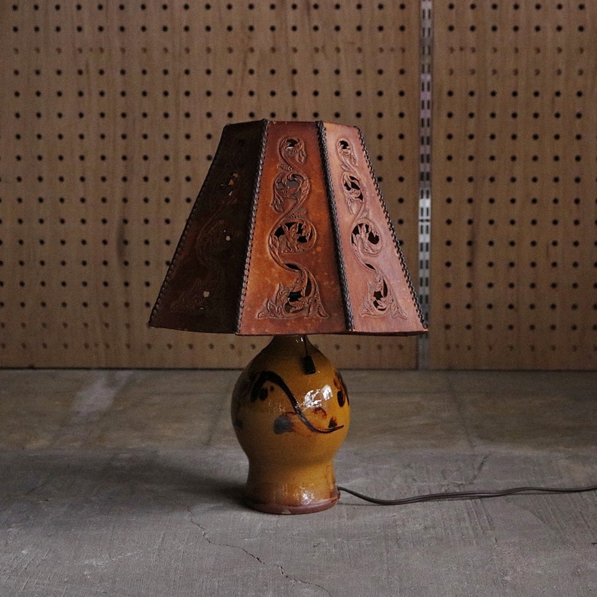 F-T■クラシック レザーシェード テーブルランプ 照明 陶器 革 テーブルライト デスクライト 間接照明 通電確認済【CA1116-4】_画像1