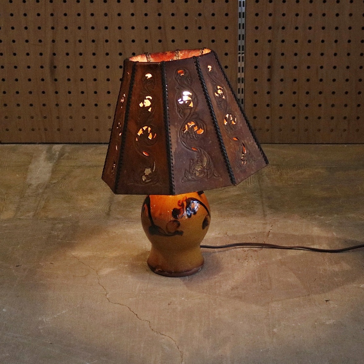 F-T■クラシック レザーシェード テーブルランプ 照明 陶器 革 テーブルライト デスクライト 間接照明 通電確認済【CA1116-4】_画像6