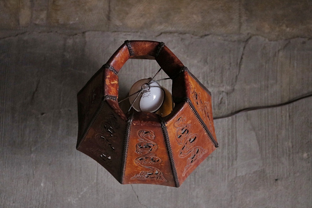 F-T■クラシック レザーシェード テーブルランプ 照明 陶器 革 テーブルライト デスクライト 間接照明 通電確認済【CA1116-4】_画像2