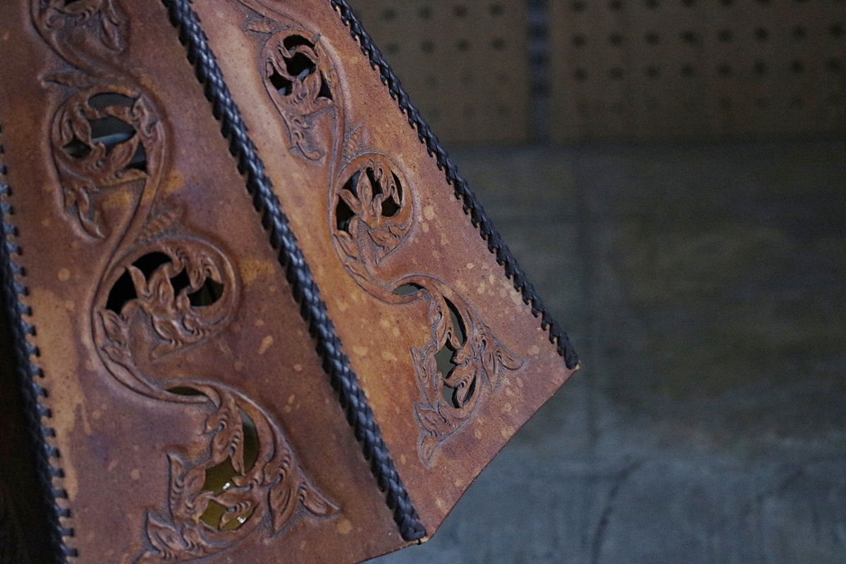 F-T■クラシック レザーシェード テーブルランプ 照明 陶器 革 テーブルライト デスクライト 間接照明 通電確認済【CA1116-4】_画像3