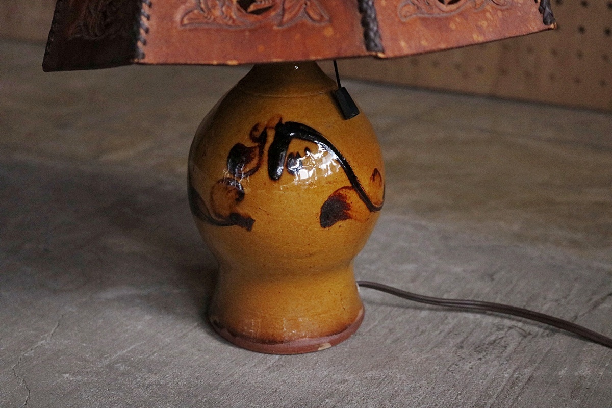 F-T■クラシック レザーシェード テーブルランプ 照明 陶器 革 テーブルライト デスクライト 間接照明 通電確認済【CA1116-4】_画像5