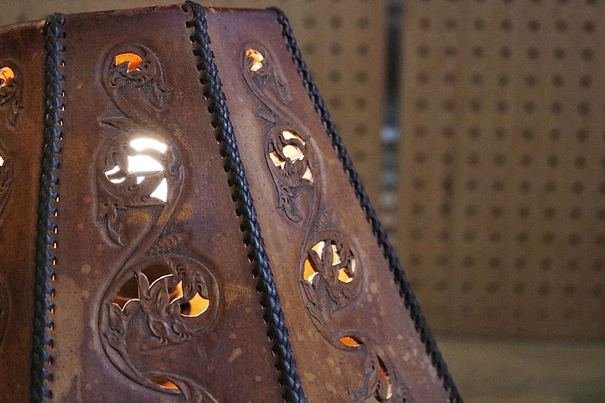 F-T■クラシック レザーシェード テーブルランプ 照明 陶器 革 テーブルライト デスクライト 間接照明 通電確認済【CA1116-4】_画像7