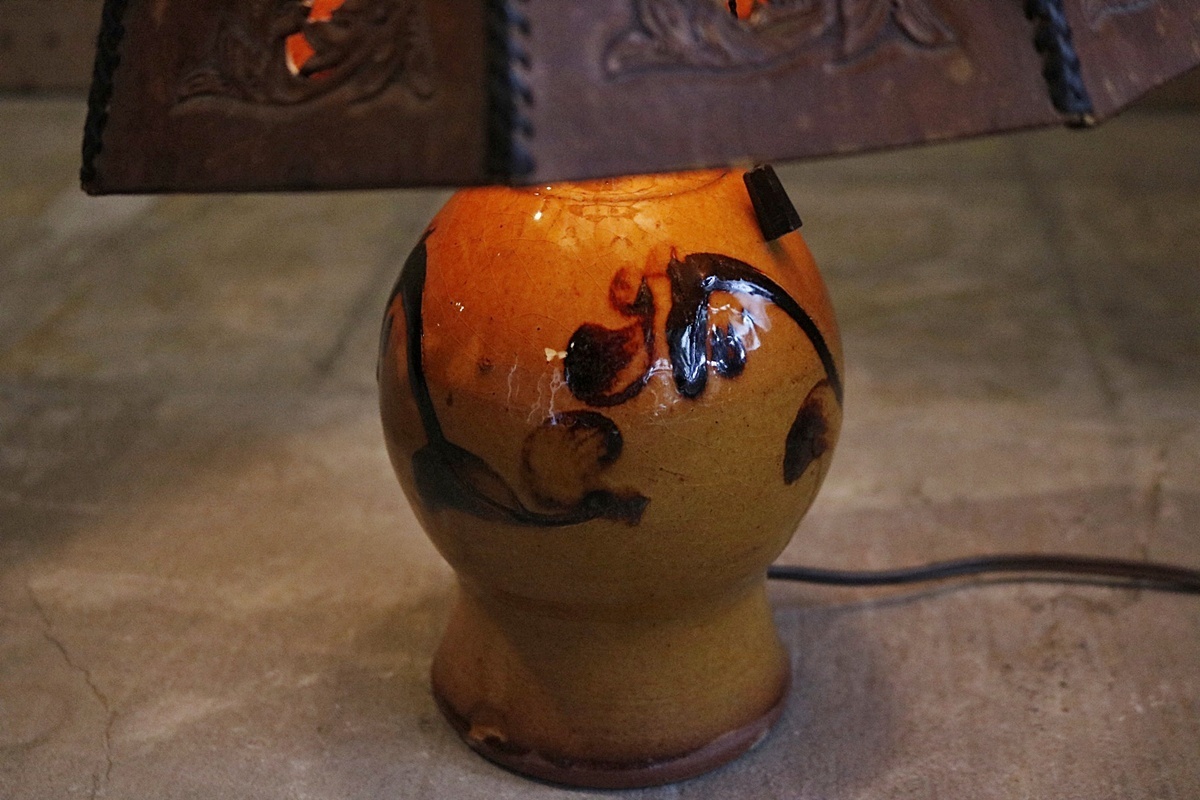 F-T■クラシック レザーシェード テーブルランプ 照明 陶器 革 テーブルライト デスクライト 間接照明 通電確認済【CA1116-4】_画像8