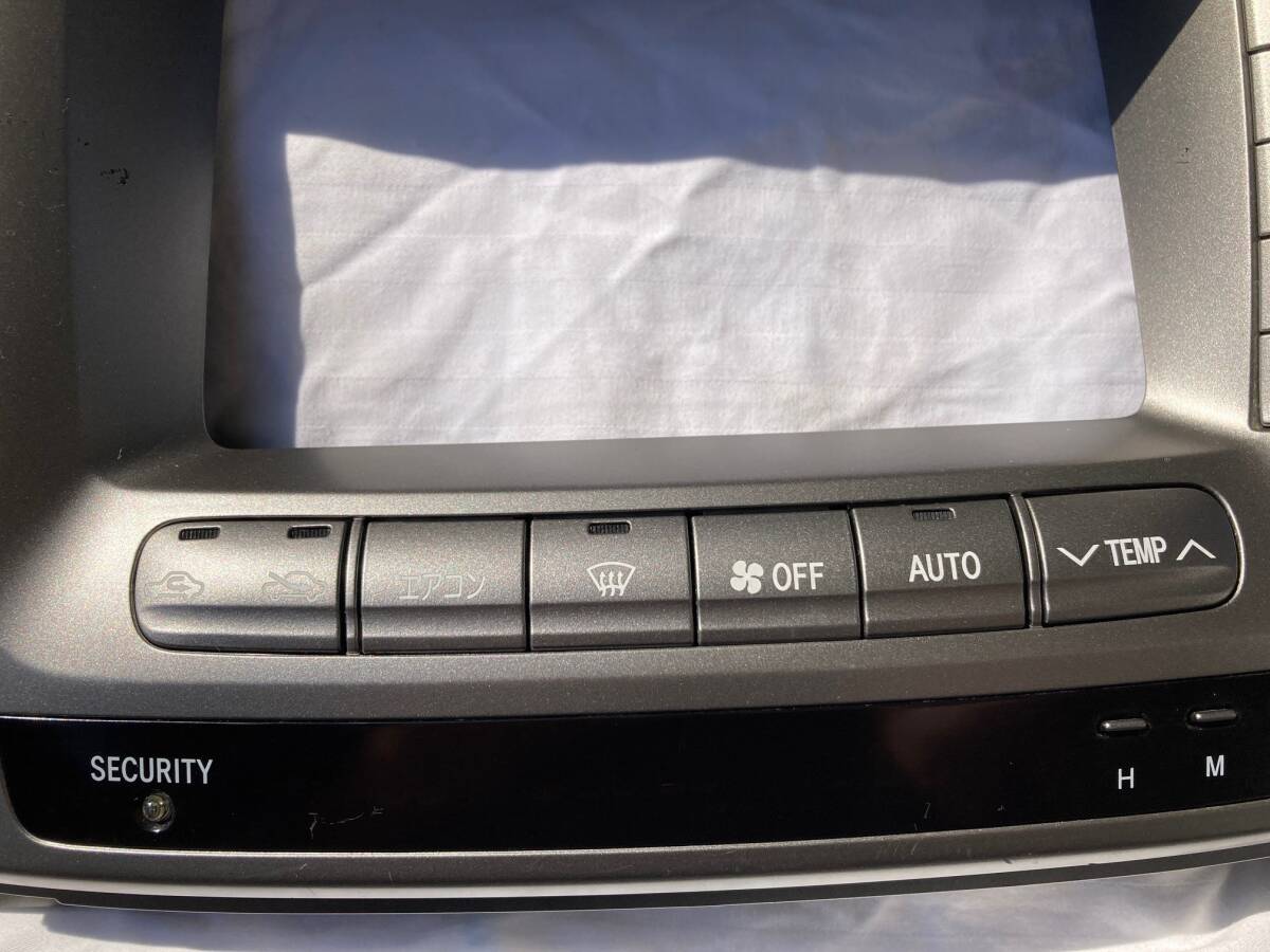 ランクル100【純正】マルチ ナビ パネル 枠 (中古 ジャンク)_画像2