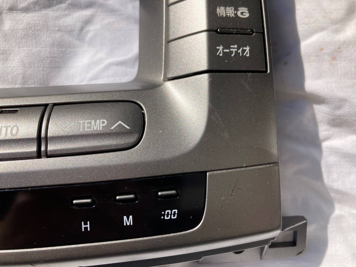 ランクル100【純正】マルチ ナビ パネル 枠 (中古 ジャンク)_画像4