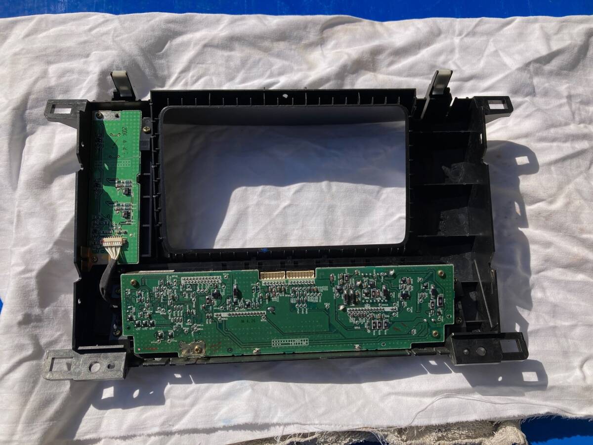 ランクル100【純正】マルチ ナビ パネル 枠 (中古 ジャンク)_画像6