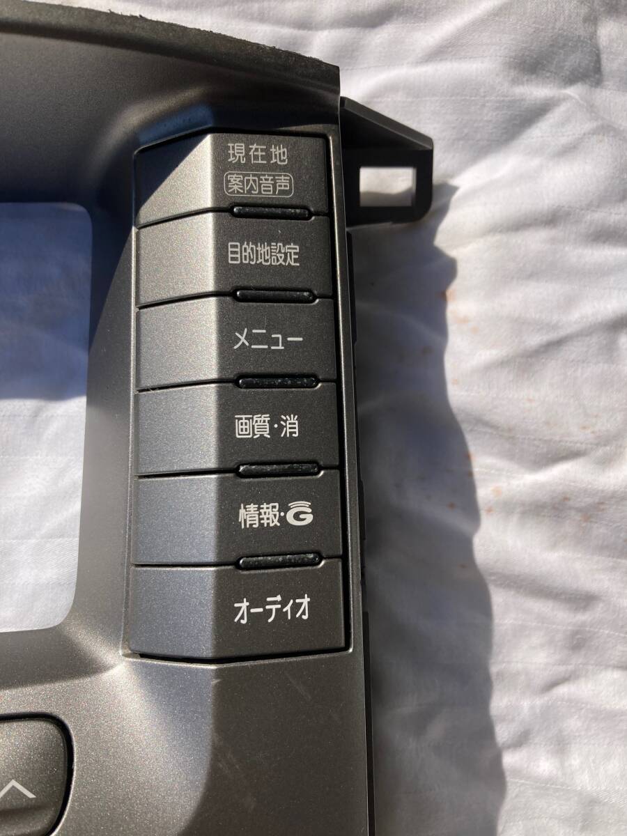 ランクル100【純正】マルチ ナビ パネル 枠 (中古 ジャンク)_画像3