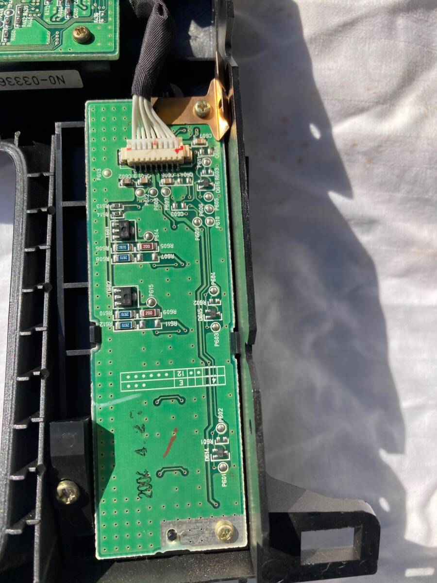 ランクル100【純正】マルチ ナビ パネル 枠 (中古 ジャンク)_画像7