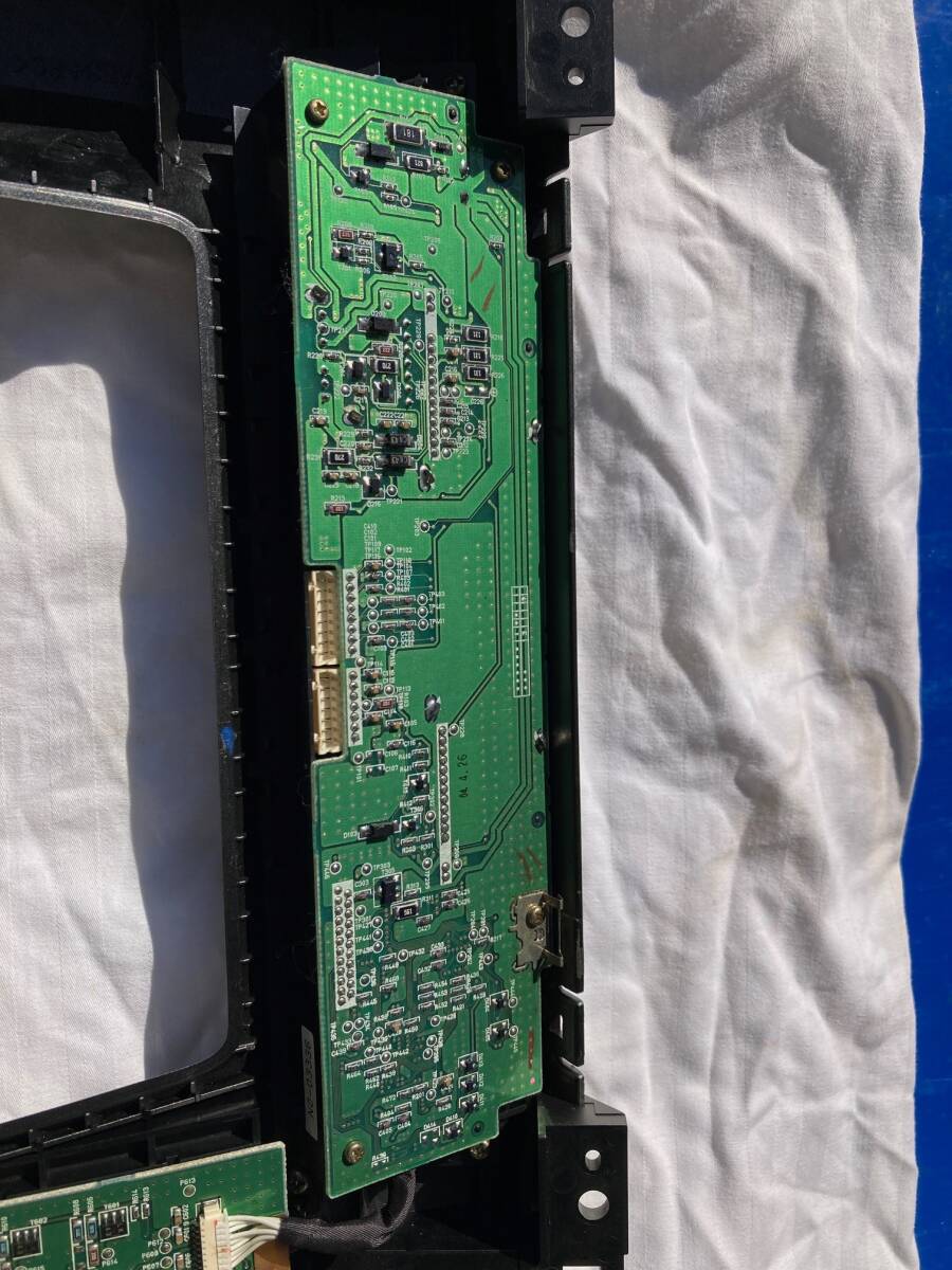 ランクル100【純正】マルチ ナビ パネル 枠 (中古 ジャンク)_画像8