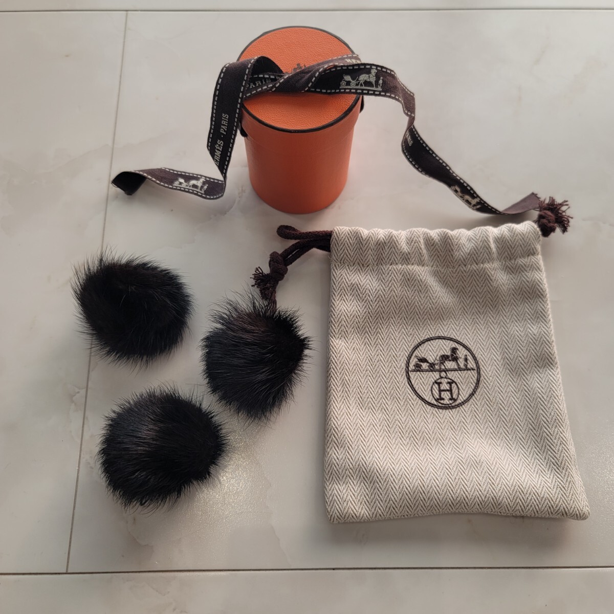 HERMES ギフトボックス 巾着袋 ファーのポンポン エルメス BOX 箱_画像1