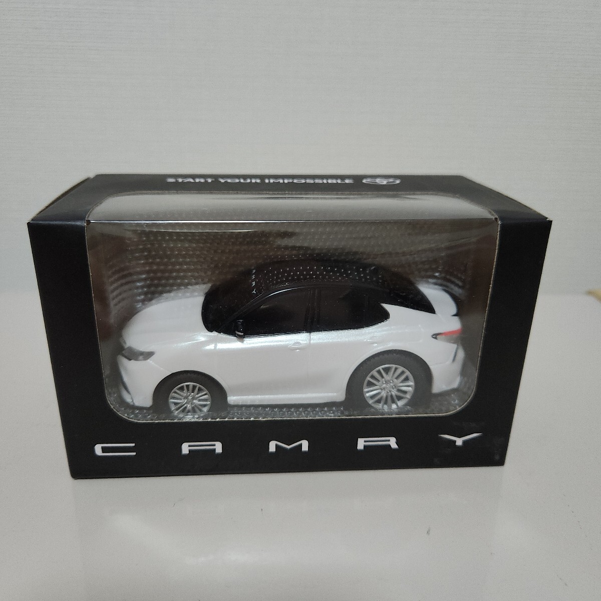 希少!非売品!トヨタカムリWS 後期 プラチナホワイトパールマイカ アティチュードブラック ツートン カラーサンプル プルバックミニカー③_画像1