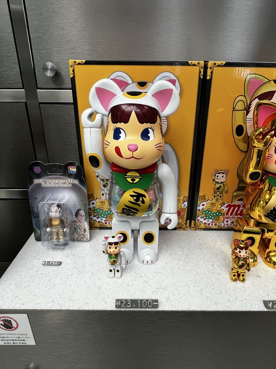 ベアブリック 招き猫 ペコちゃん 不二家　メディコムトイ BE RBRICK 新品未開封_画像1