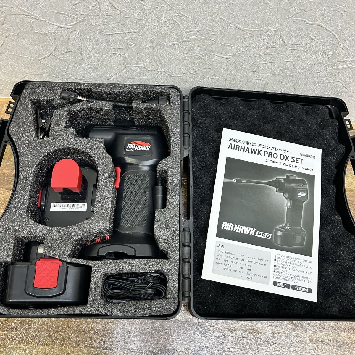 ☆ NN-1120し120 【美品】AIRHAWK PRO DX SET AH001 エアホークプロ 家庭用充電式エアコンプレッサー ケース付 動作未確認 空気入れ_画像1