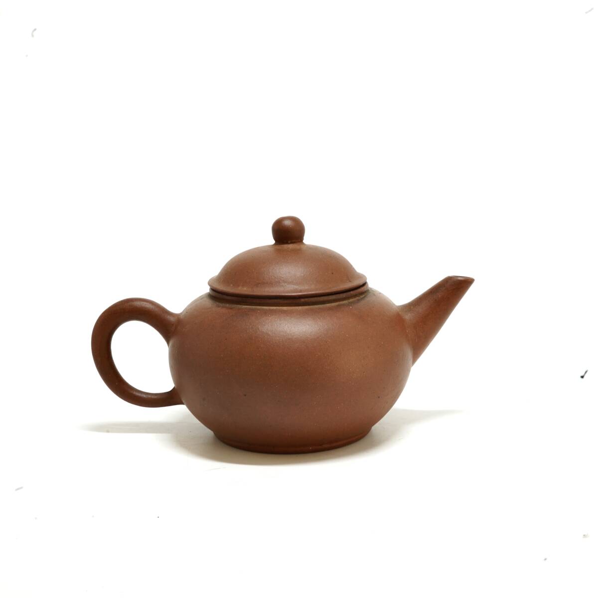 旧家蔵出 唐物 [中国宜興銘］煎茶道具 急須 紫砂朱泥 時代物 サイズ幅約13.5cm高さ約7.7cm_画像2