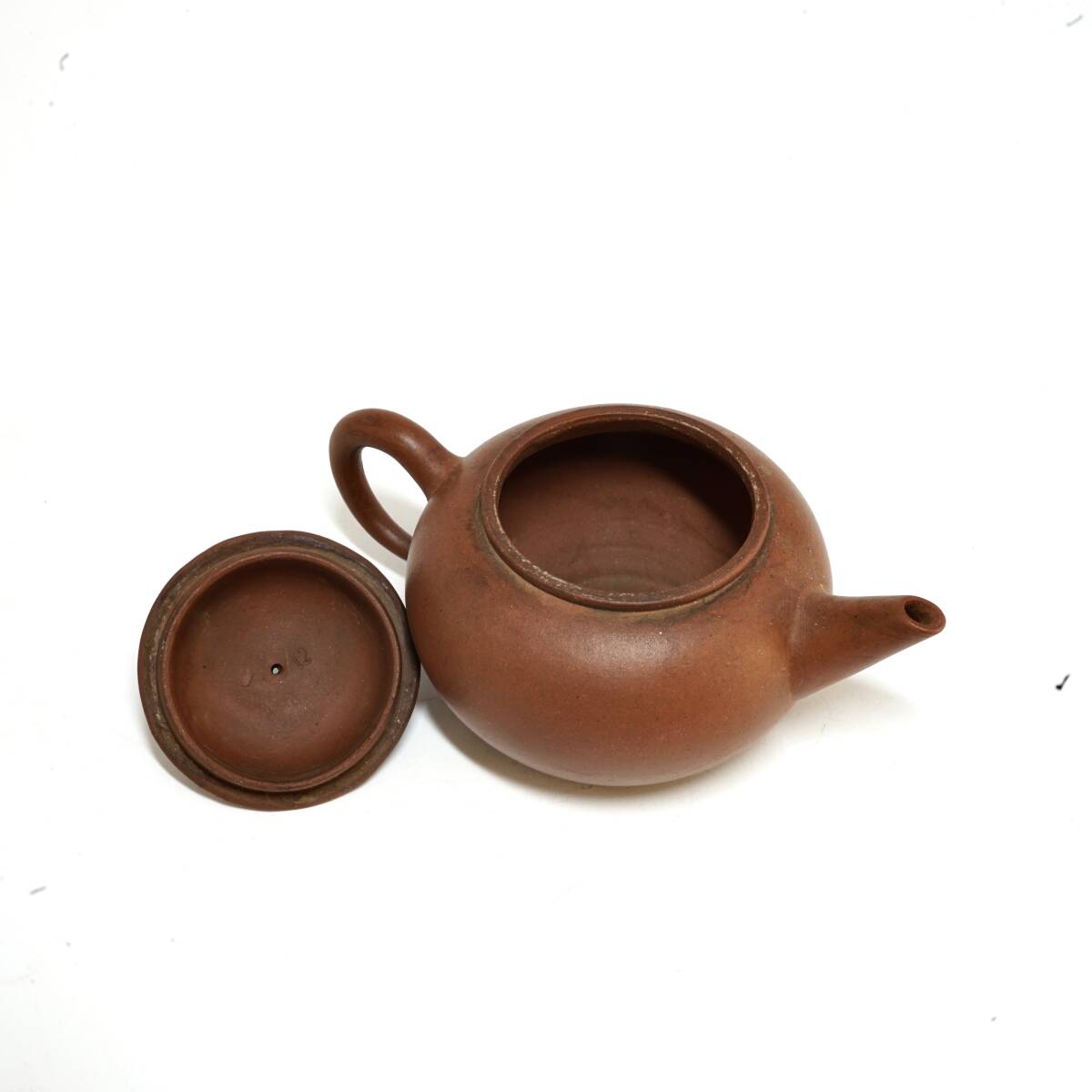 旧家蔵出 唐物 [中国宜興銘］煎茶道具 急須 紫砂朱泥 時代物 サイズ幅約13.5cm高さ約7.7cm_画像8