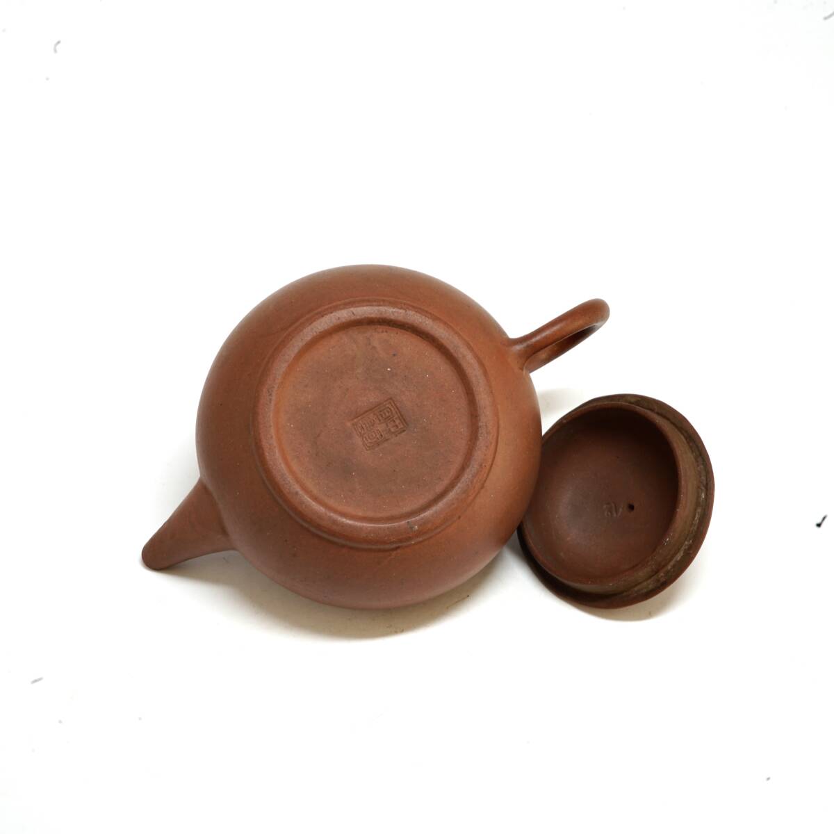 旧家蔵出 唐物 [中国宜興銘］煎茶道具 急須 紫砂朱泥 時代物 サイズ幅約13.5cm高さ約7.7cm_画像10