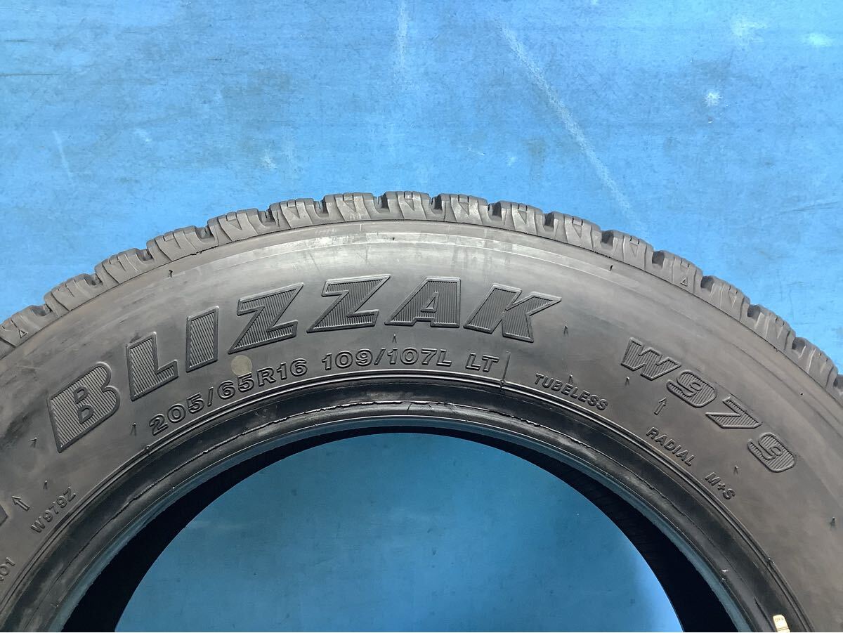 205/65R16 109/107L LT 2021年製　　 ブリヂストン BLIZZAK W979 中古タイヤ２本　　205/65/16 スタットレスタイヤ　　_画像4