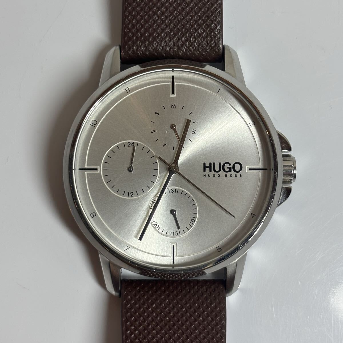 【稼働】【used】 HUGO BOSS ヒューゴボス HU.338.1.14.3130 FOCUS 腕時計 クロノグラフ レザーベルト 新品電池交換済 クォーツ _画像2