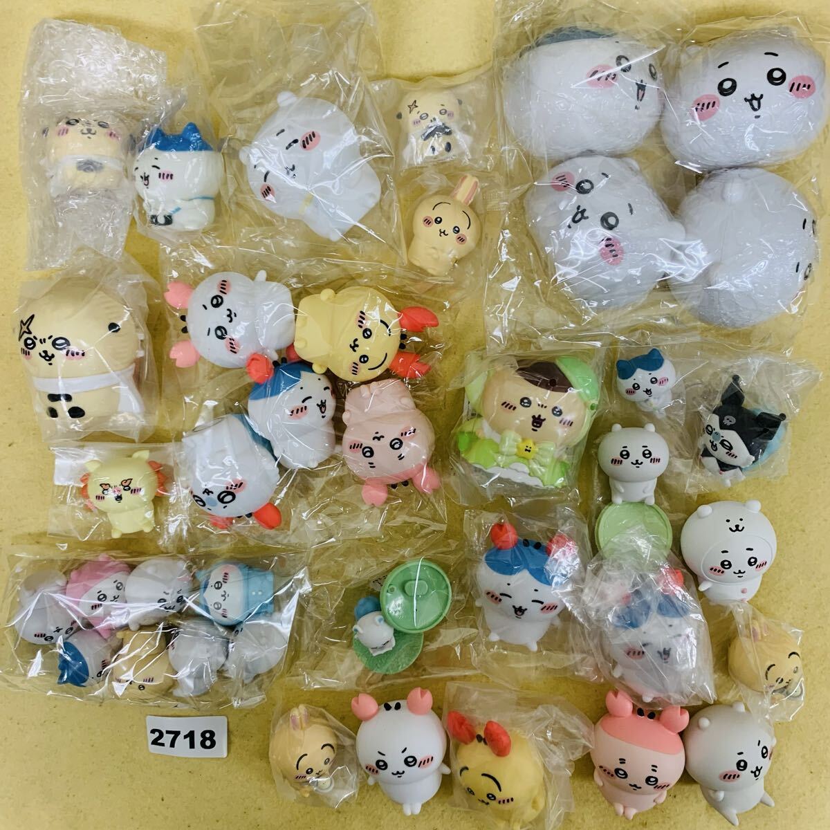 2718 ちいかわ バンダイ ガチャガチャ ソフビ フィギュア ちいかわフレンズ スクィーズ くじ くりまんじゅう ハチワレ サンリオコラボ_画像1