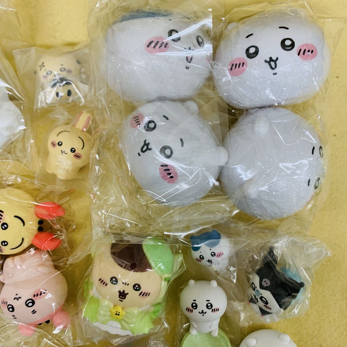 2718 ちいかわ バンダイ ガチャガチャ ソフビ フィギュア ちいかわフレンズ スクィーズ くじ くりまんじゅう ハチワレ サンリオコラボ_画像3