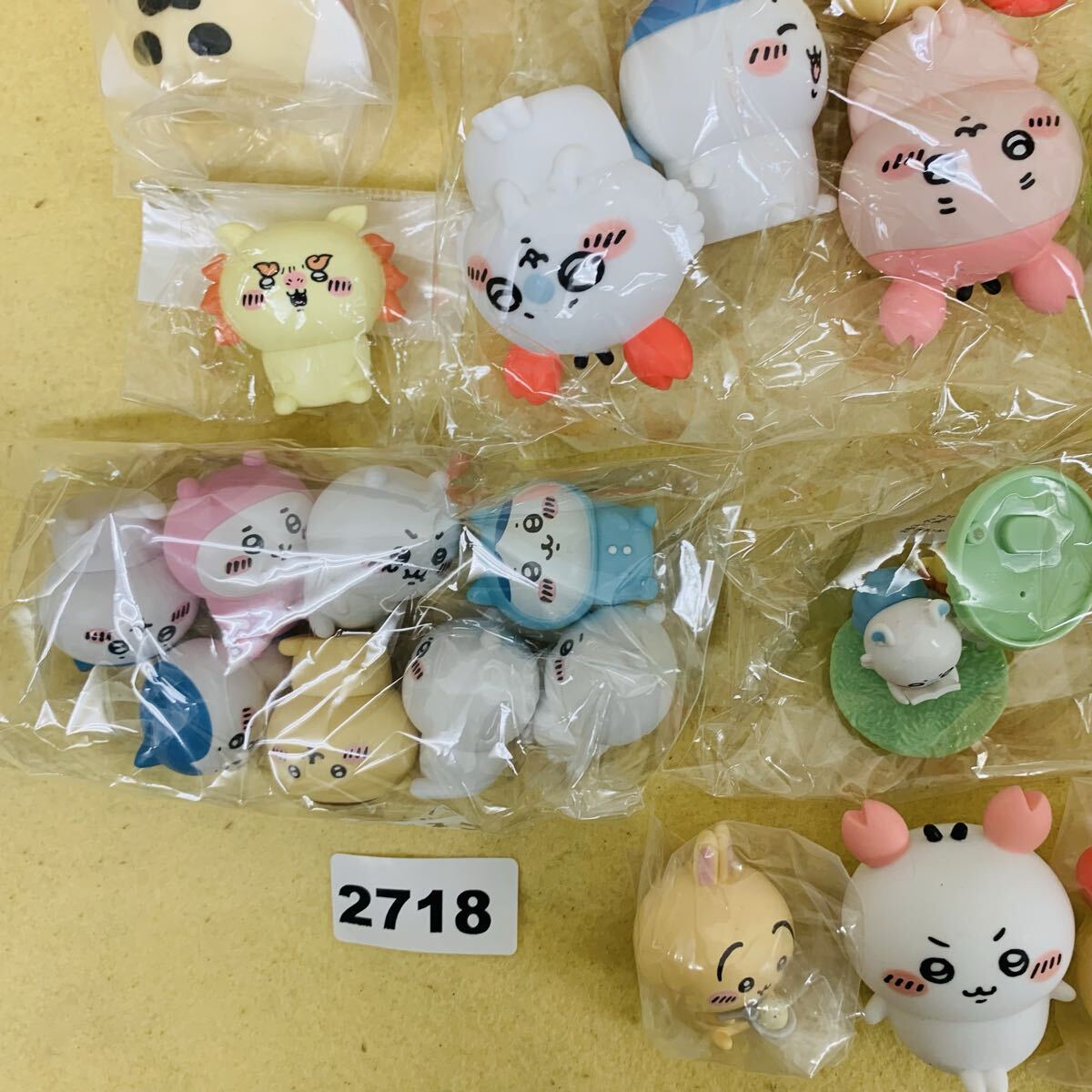 2718 ちいかわ バンダイ ガチャガチャ ソフビ フィギュア ちいかわフレンズ スクィーズ くじ くりまんじゅう ハチワレ サンリオコラボ_画像4