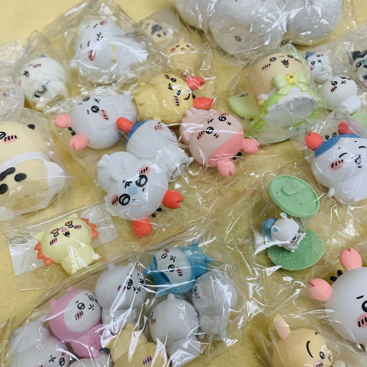 2718 ちいかわ バンダイ ガチャガチャ ソフビ フィギュア ちいかわフレンズ スクィーズ くじ くりまんじゅう ハチワレ サンリオコラボ_画像6