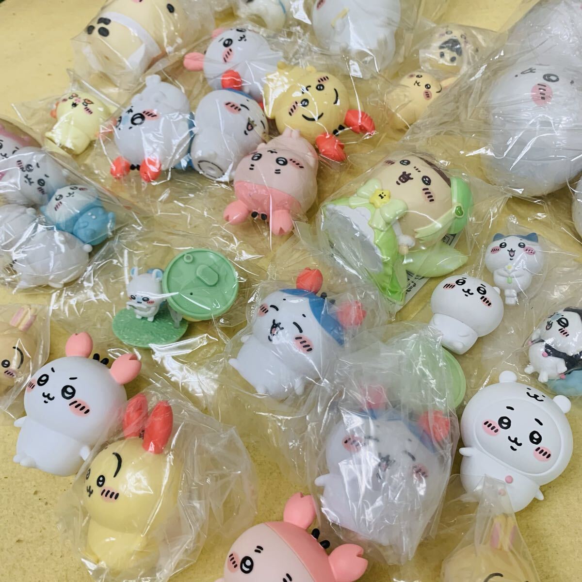 2718 ちいかわ バンダイ ガチャガチャ ソフビ フィギュア ちいかわフレンズ スクィーズ くじ くりまんじゅう ハチワレ サンリオコラボ_画像7