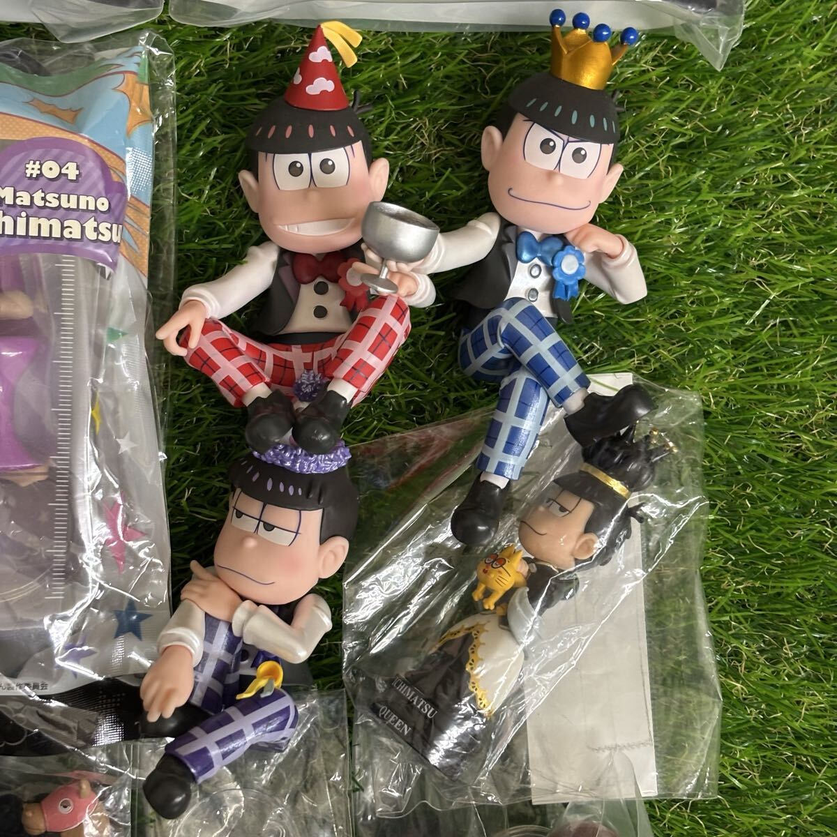 2910　おそ松さん グッズ まとめ売り セット フィギュア おそ松 カラ松 チョロ松 十四松 一松 トド松 松にも衣装 ヌードルのっけ松 他_画像2