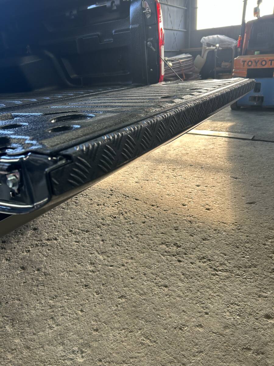 新型 トライトン テールゲートプロテクター リアバンパーステップガード セット売り 黒チッピング塗装 ワイルド_画像2