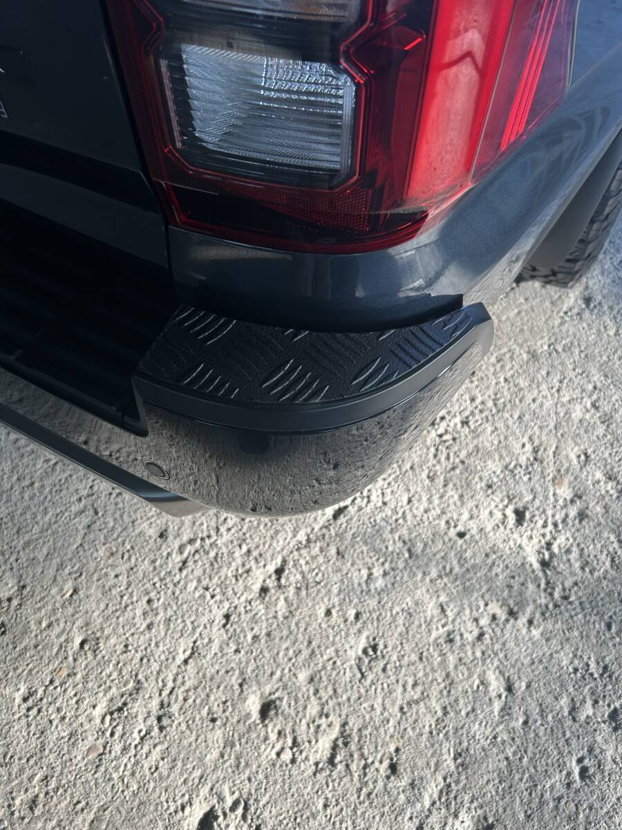 新型 トライトン テールゲートプロテクター リアバンパーステップガード セット売り 黒チッピング塗装 ワイルド_画像3