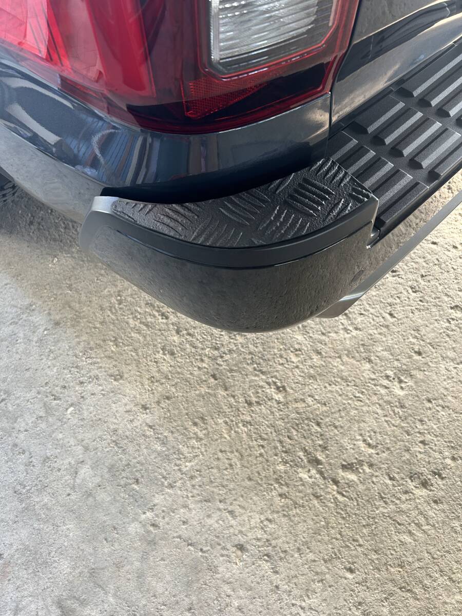 新型 トライトン テールゲートプロテクター リアバンパーステップガード セット売り 黒チッピング塗装 ワイルド_画像4