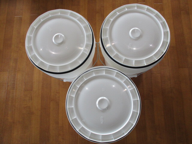 ◇USED　プラ製ペール缶No,3　バケツ　２０Ｌ　ホワイト３個蓋３枚のセット　ハンドル付　スタッキング　洗車　ＤＩＹ　中古　送料込_画像2