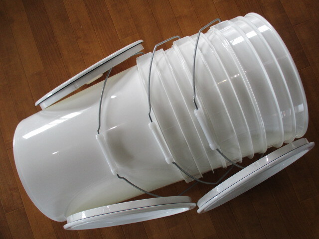 ◇USED　プラ製ペール缶No,3　バケツ　２０Ｌ　ホワイト３個蓋３枚のセット　ハンドル付　スタッキング　洗車　ＤＩＹ　中古　送料込_画像8
