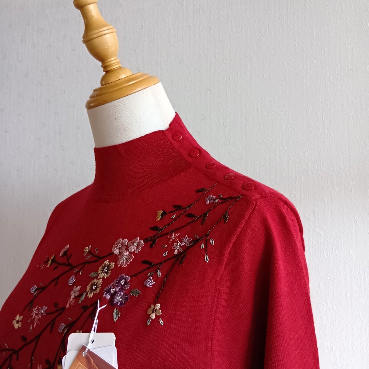 【タグ付き未使用】ビーズ刺繍ニット 花 ボタン ウール混 ハイネック M〜L 赤_画像4