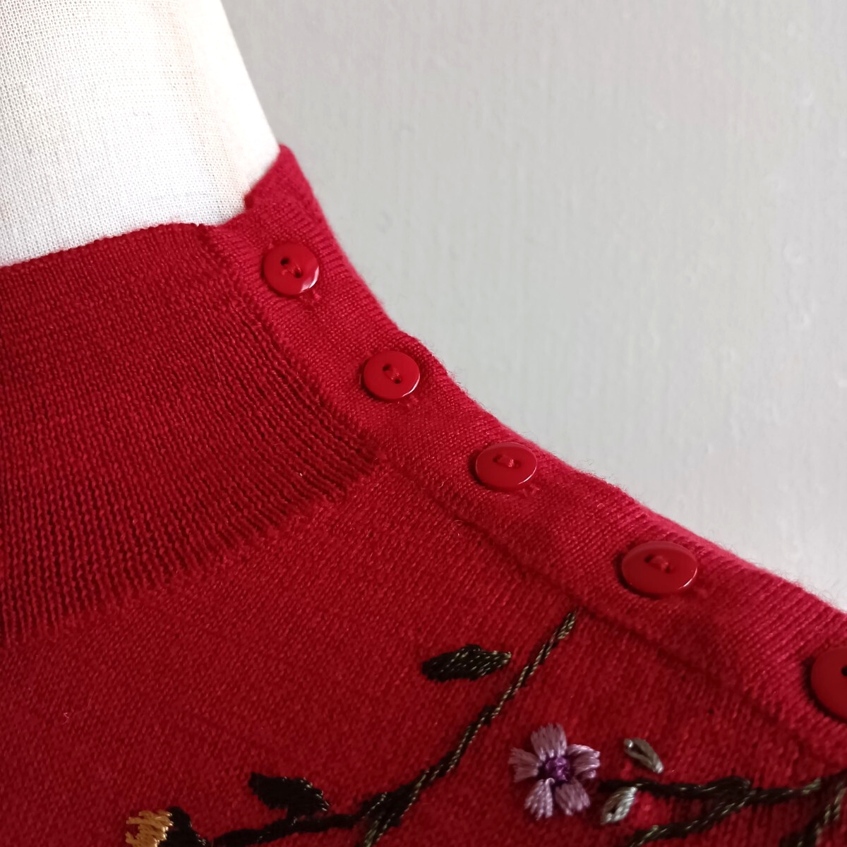 【タグ付き未使用】ビーズ刺繍ニット 花 ボタン ウール混 ハイネック M〜L 赤_画像5