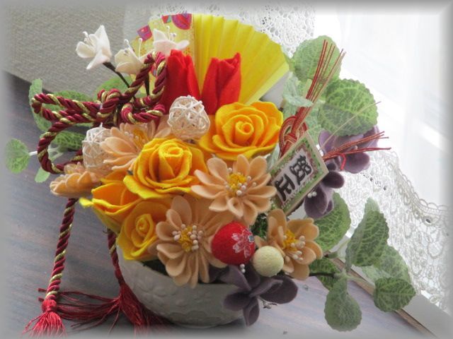 艶やか黄色薔薇&チューリップ♪お正月置物お花飾り♪ハンドメイド♪フェルトで作ったお花たち♪お正月飾り♪_画像2