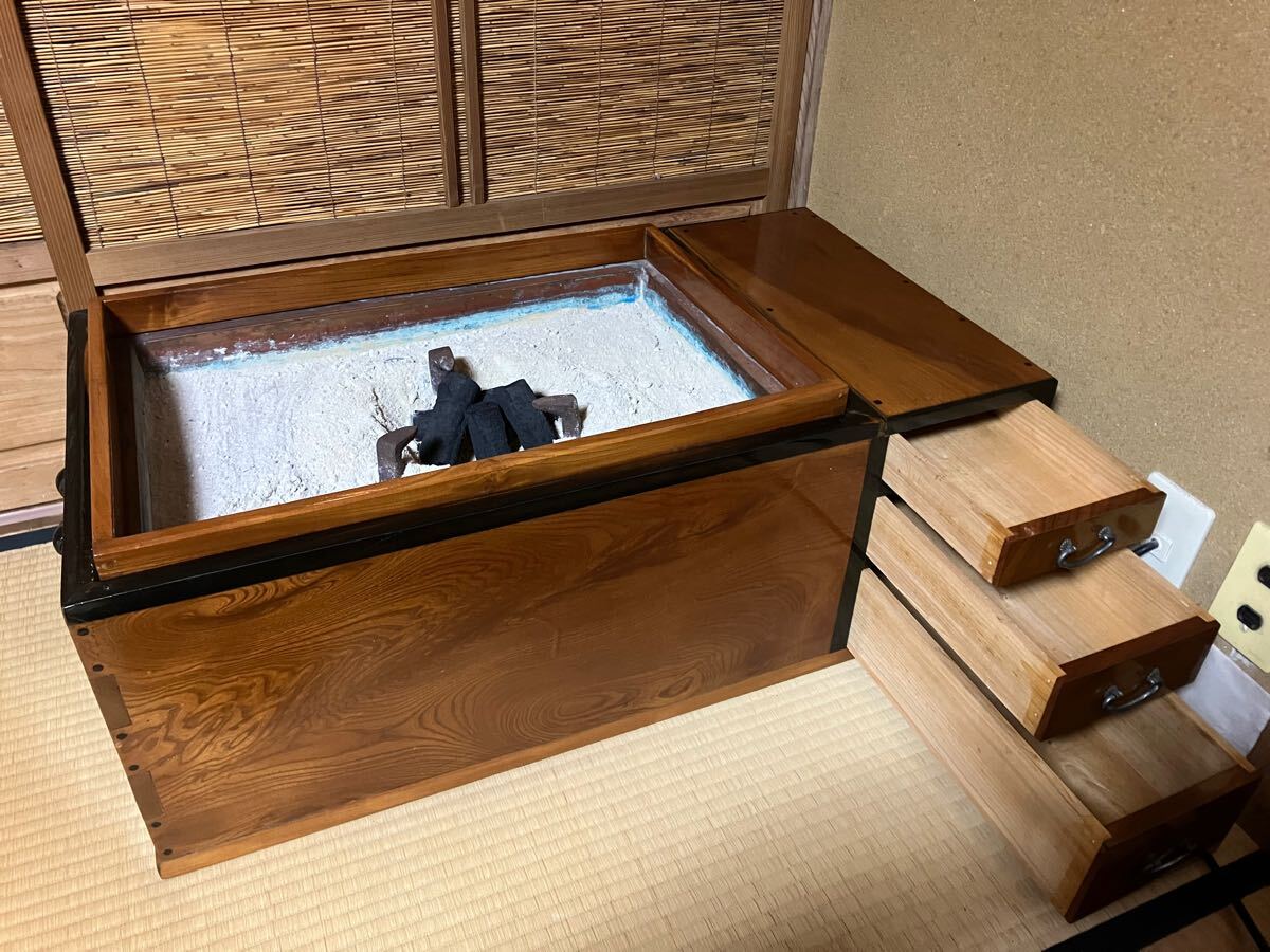 長火鉢 アンティーク 檜 五徳付 引き出し付 ガラス板付 職人の方に作って頂きました。骨董品_画像3