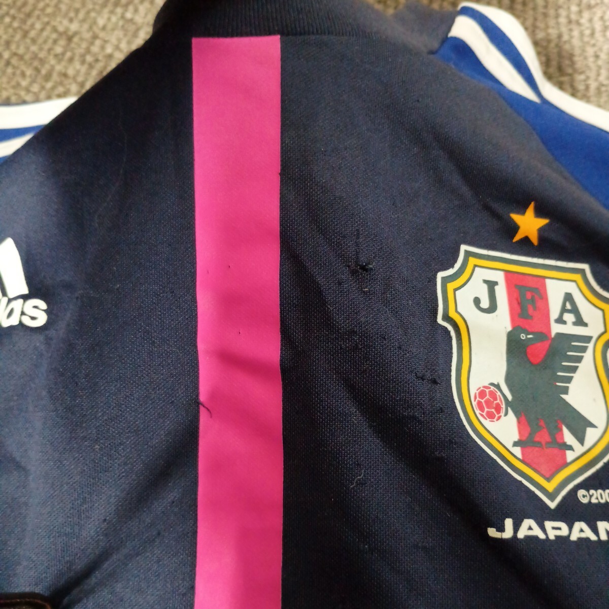 送料無料 サッカー日本代表 ユニフォーム adidas サムライブルー 140キッズサイズ_画像3