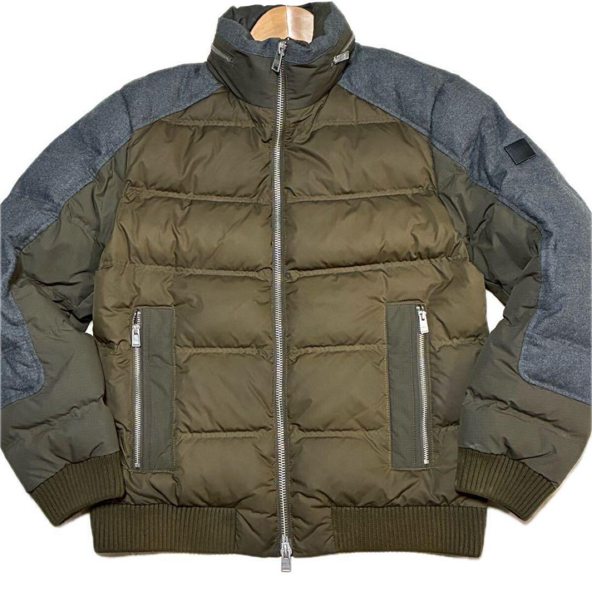 美品 Mサイズ相当 HUGO BOSS ヒューゴボス ダウンジャケット デニム切替 フード収納　ロゴワッペン カーキ 46 ダックダウン80% フェザー20%_画像2