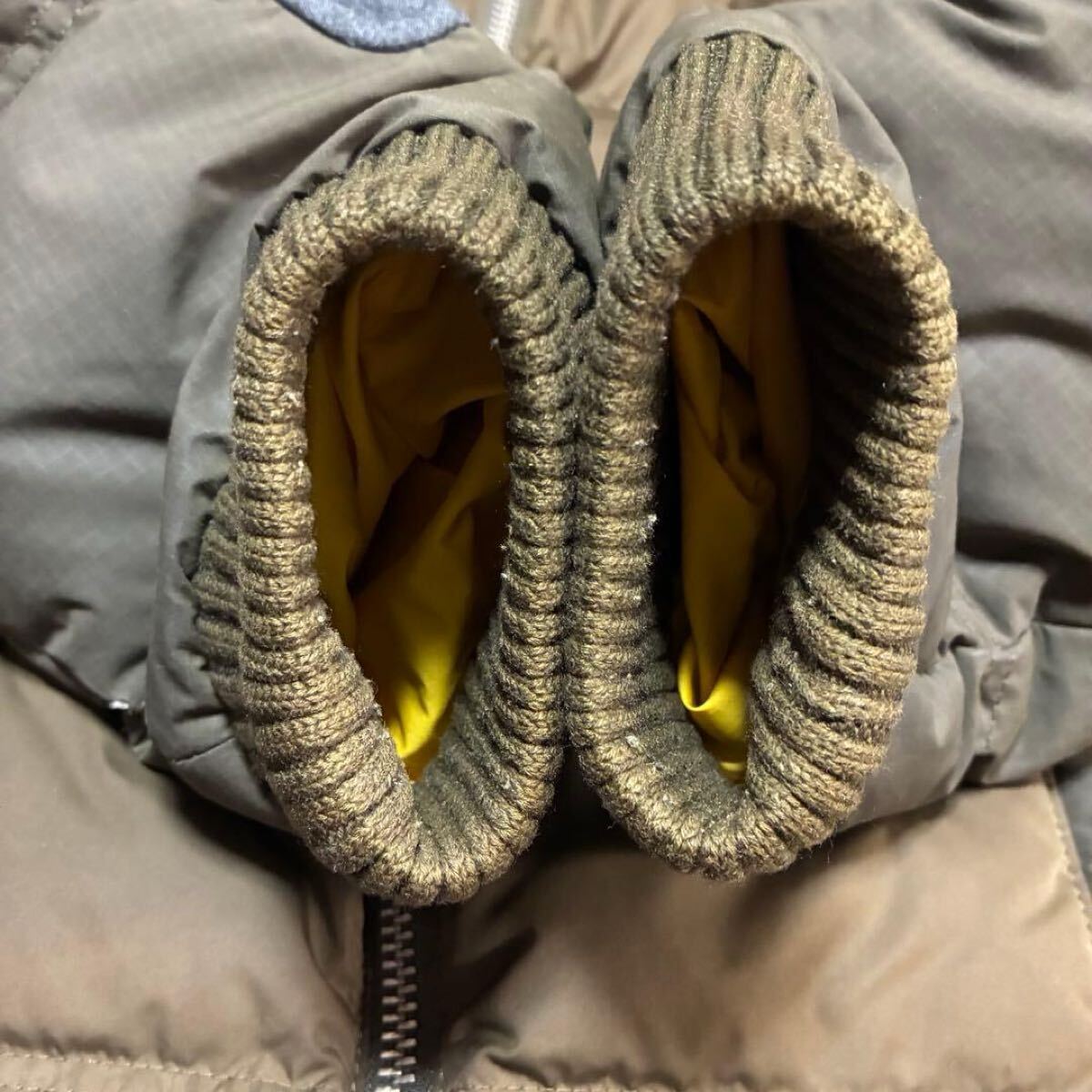 美品 Mサイズ相当 HUGO BOSS ヒューゴボス ダウンジャケット デニム切替 フード収納　ロゴワッペン カーキ 46 ダックダウン80% フェザー20%_画像7