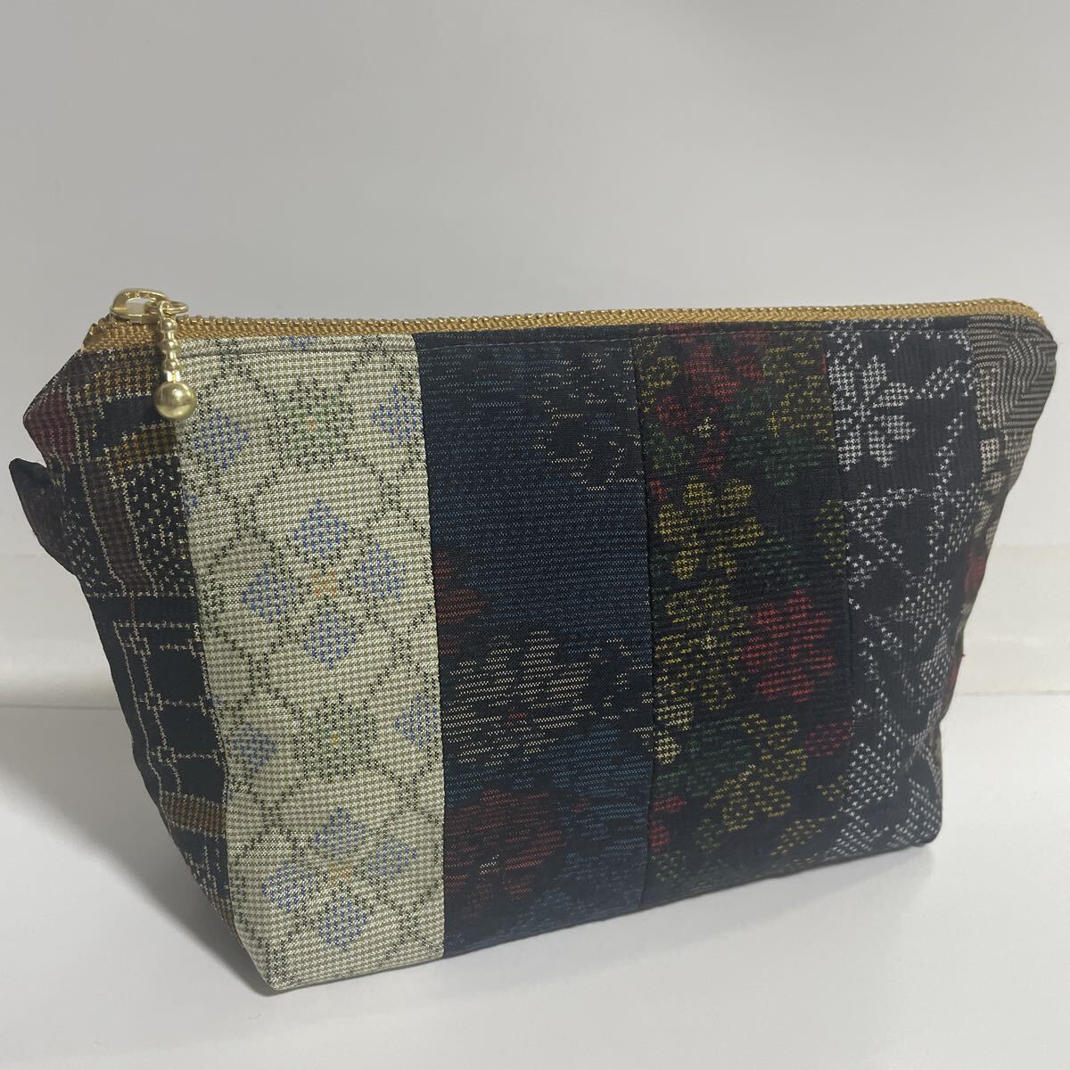 ◇コスメポーチ（内ポケット付）◇高さ12×横20×マチ6　正絹　本場大島紬　パッチワーク♪e_画像2